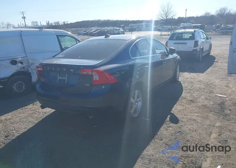 2013 Volvo S60 T5 Platinum z USA, uszkodzony, nr VIN YV1612FS4D2206535